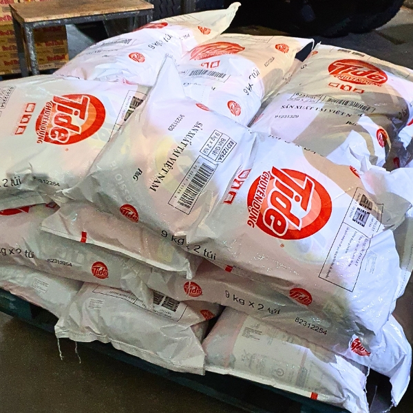 Bột giặt Tide trắng sạch chuyên dụng 8.5kg trên pallet tại kho