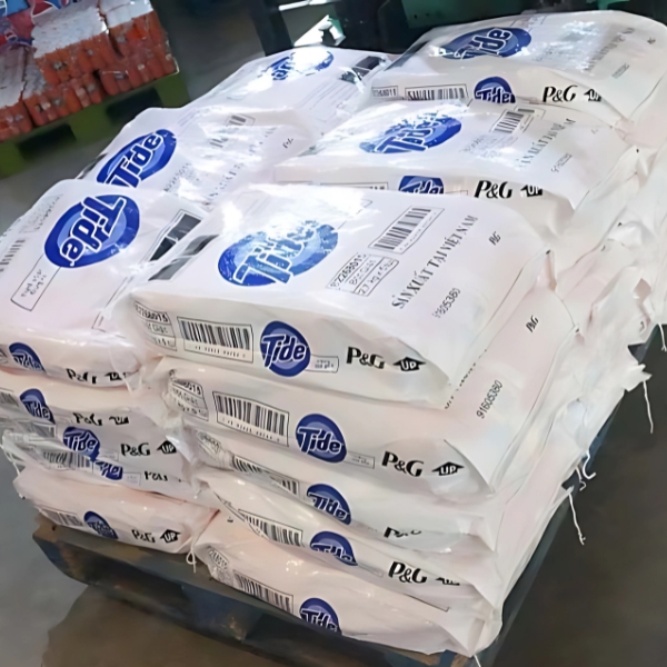 Bột giặt Tide trắng đột phá trên xe nâng tại kho