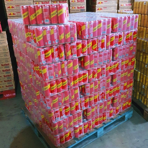 Pallet nước Schweppes Ginger Ale Sleek 320ml được xếp gọn gàng trong kho hàng