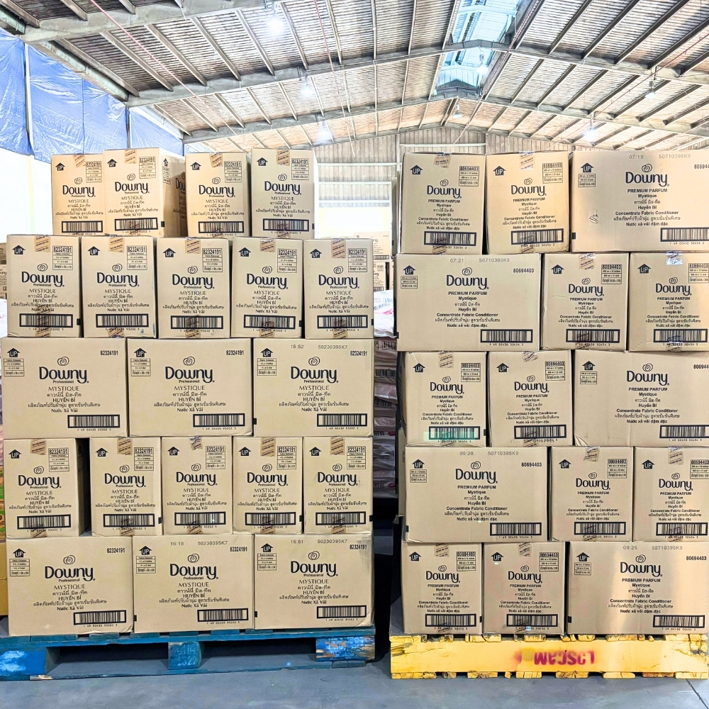 Kho hàng nước xả Downy Hương Huyền Bí số lượng lớn tại Horeco, đảm bảo nguồn cung