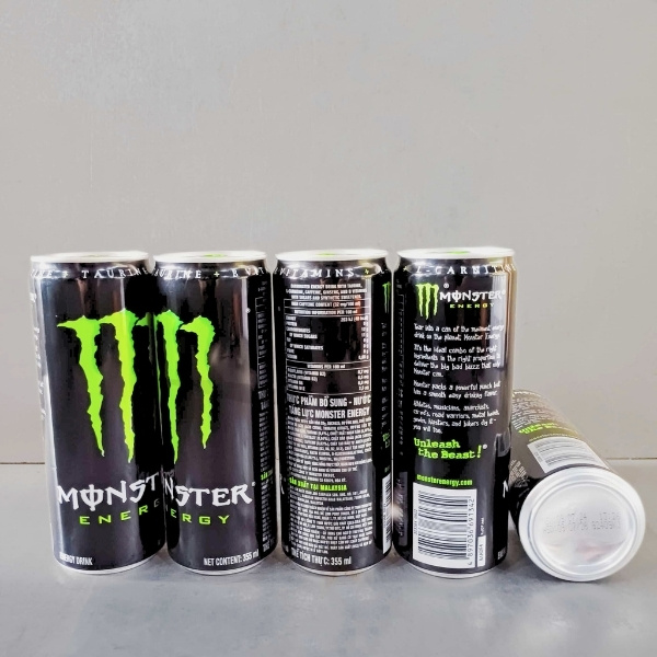 Cận cảnh lon Monster Energy Original 355ml giá sỉ – bao bì đen xanh đặc trưng, hàng nhập khẩu.