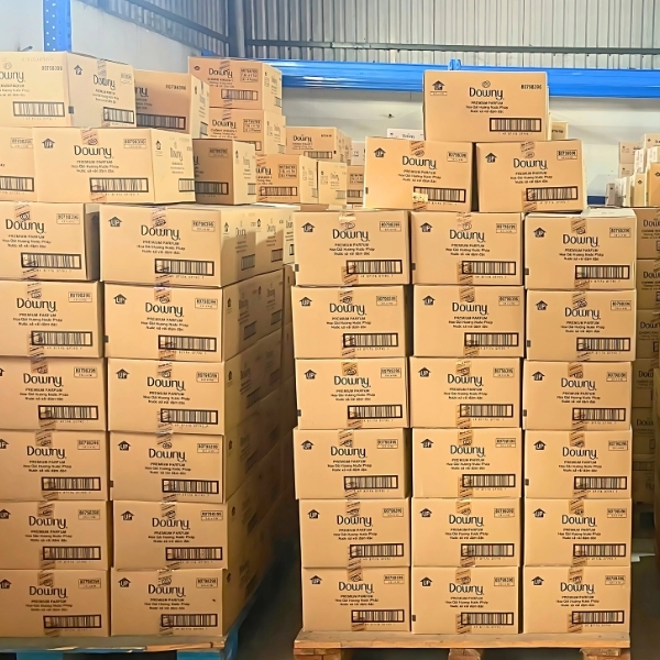 Các thùng nước xả Downy được xếp chồng trong kho của Horeco, sẵn sàng phân phối sỉ