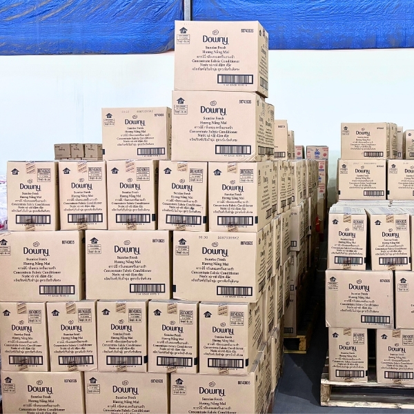 Pallet nước xả Downy được đóng gói tại Horeco, chuẩn bị cho đơn hàng sỉ