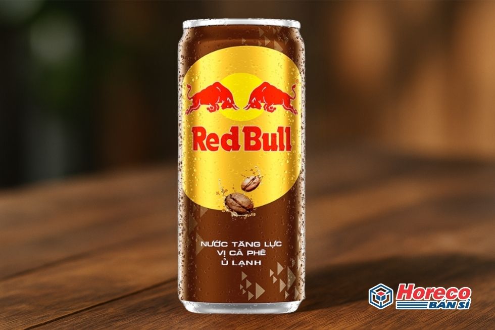Hàng Tiêu Dùng HORECO https://horeco.vn Hình ảnh sản phẩm Red Bull vị cà phê ủ lạnh với ánh sáng nhấn mạnh.