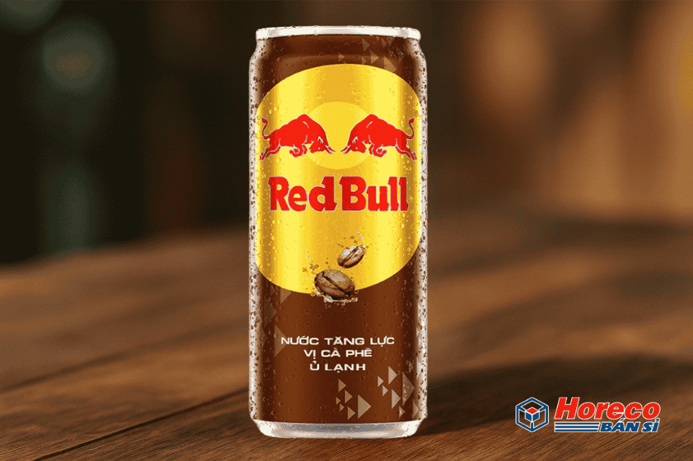 Hàng Tiêu Dùng HORECO https://horeco.vn Hình ảnh sản phẩm Red Bull vị cà phê ủ lạnh với ánh sáng nhấn mạnh.
