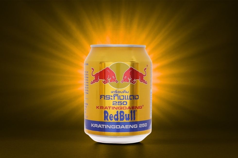 Hình ảnh lon Red Bull trên nền mạnh mẽ, nổi bật với logo.