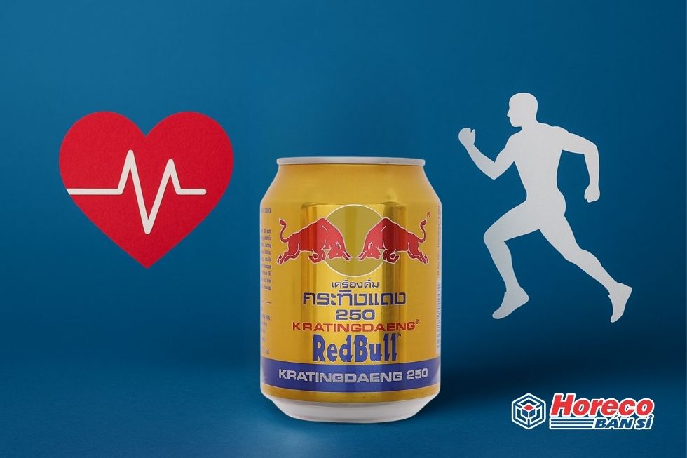 Hàng Tiêu Dùng HORECO https://horeco.vn Hình ảnh Red Bull trên nền với biểu tượng sức khỏe tim mạch và thể thao.