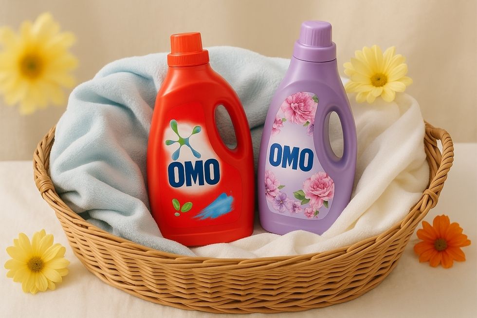 Áo trắng trên giá phơi, ánh sáng ngày và biểu tượng mùi thơm bền lâu của OMO.