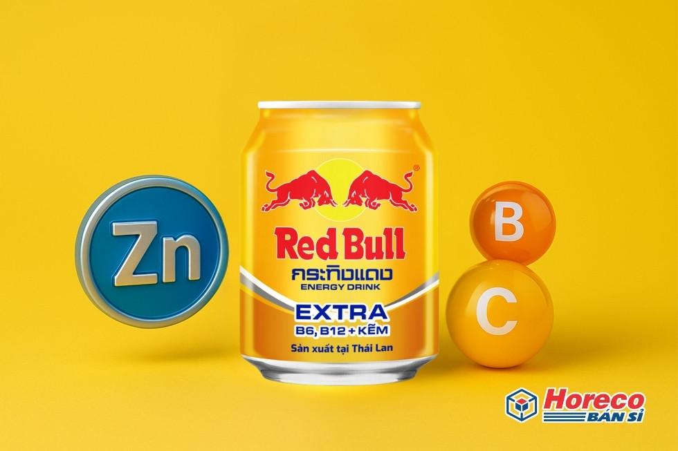 Hàng Tiêu Dùng HORECO https://horeco.vn Hình ảnh tổng hợp của Red Bull Thái Kẽm với nhấn mạnh vào kẽm và vitamin.