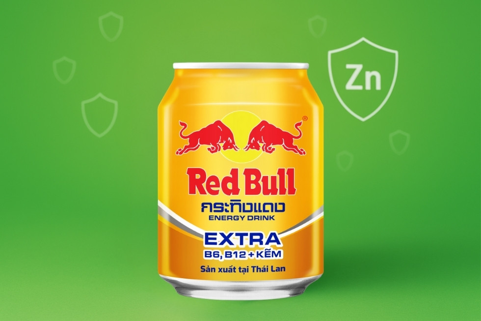 Hình ảnh một lon Red Bull Thái Kẽm với nhãn hiển thị kẽm và vitamin.