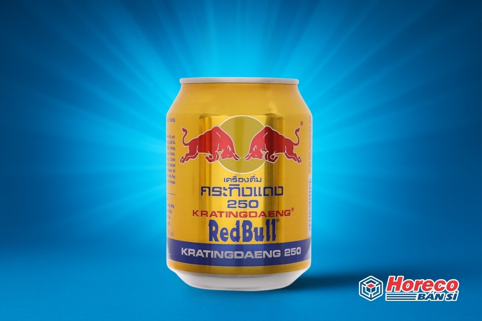 Hàng Tiêu Dùng HORECO https://horeco.vn Chai Red Bull trên nền xanh sáng, tượng trưng cho năng lượng và sức sống mà thương hiệu này mang lại.